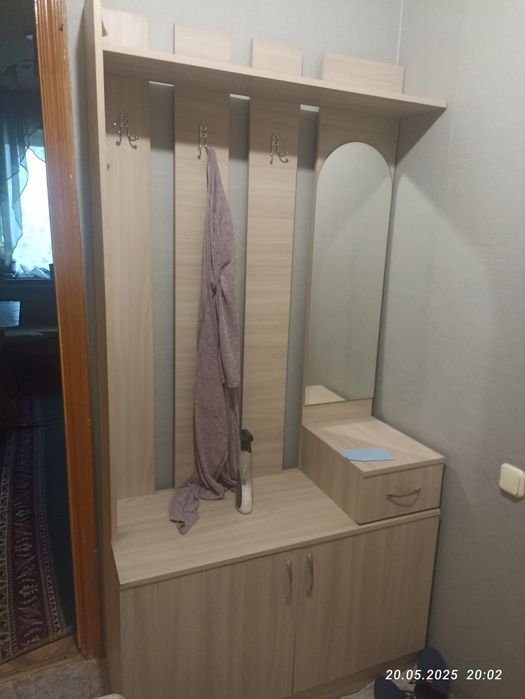 Продам кровать односпальную, шкаф прихожая, двухспальная кровать.