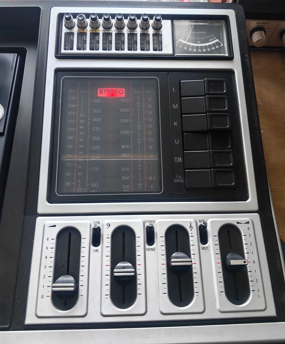 Стар модел радио с грамофон