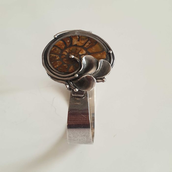 Стара сребърна гривна с Амонит