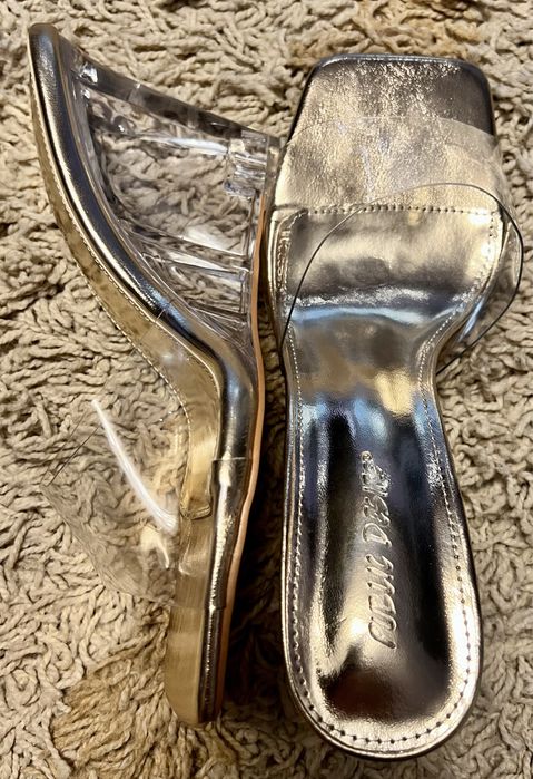 Papuci noi cu talpa transparenta