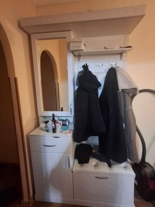 Продам прихожку и диван