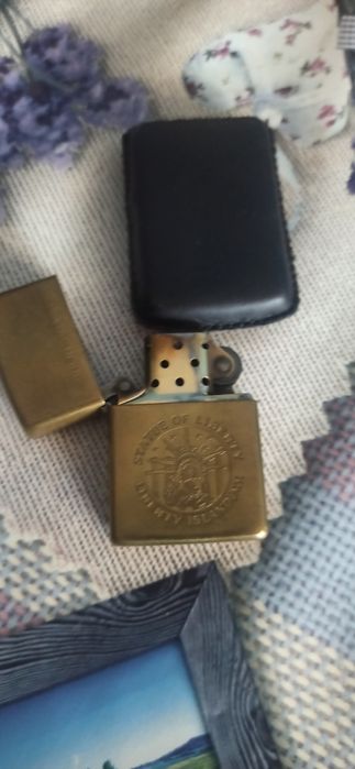 Bricheta zippo Solid Brass cu toc din piele neagra