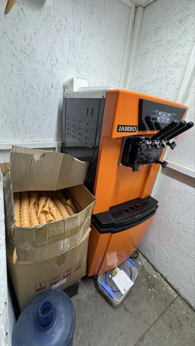 Продаеться мороженное апарат