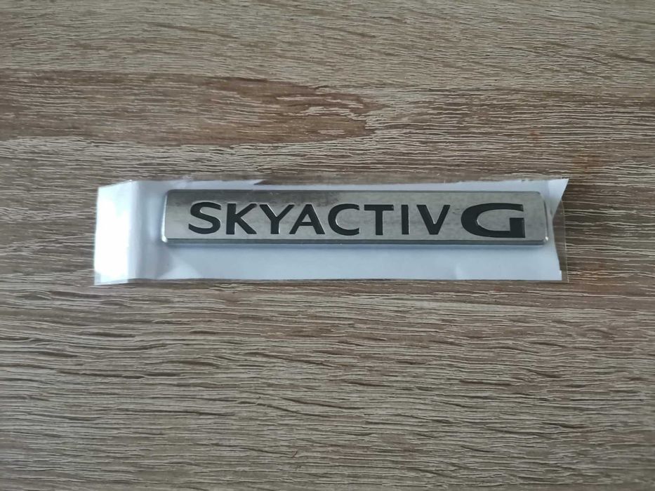 Сребрист надпис Mazda Skyactiv G
