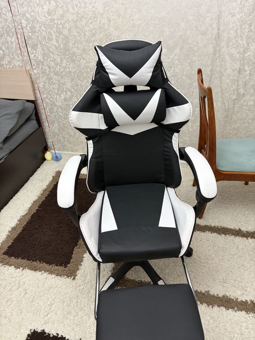 стул игровой новый