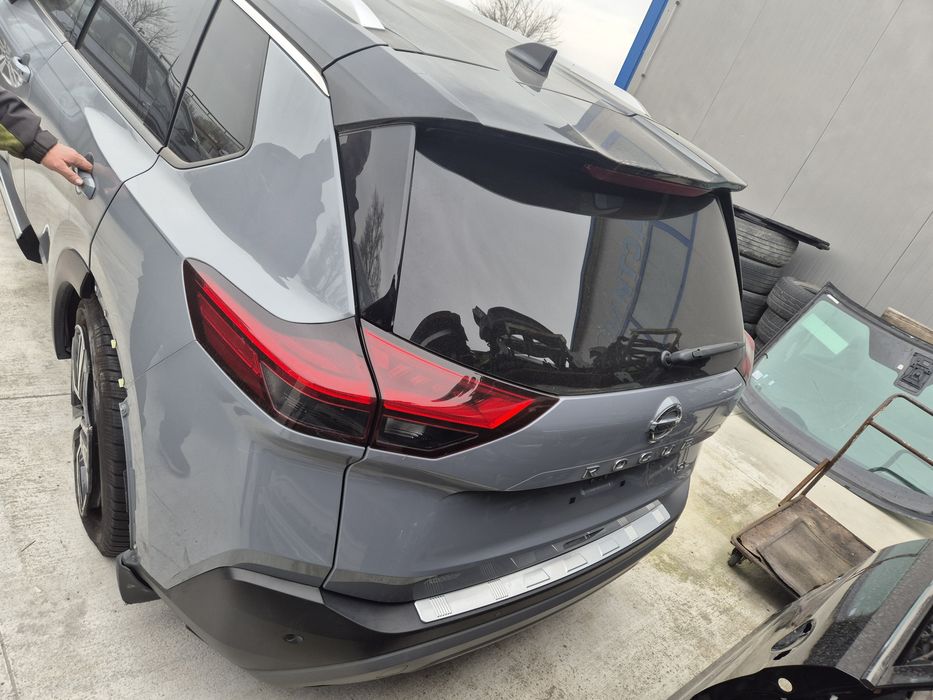 Nissan Rogue на части