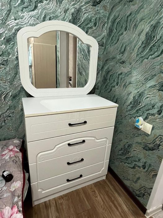 Комод с зеркалом, в отличном состоянии