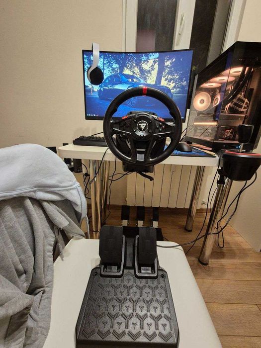 Волан Thrustmaster T128 с педали в перфектно състоятние (PC и XBOX)