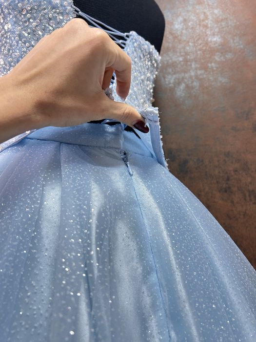 Чисто нова официална рокля