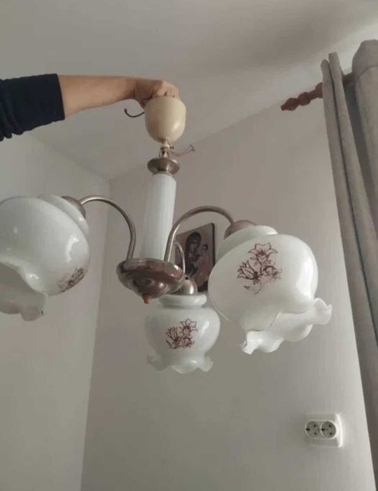 Vând lustră cu trei becuri. Dărmănești Suceava