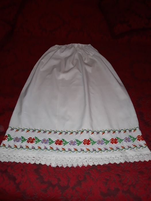 Poale costum popular