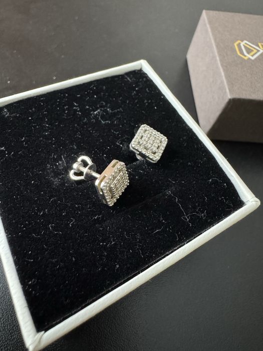 Серьги пусеты золотые с бриллиантами