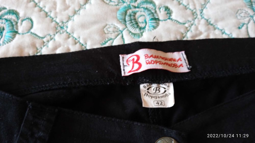 Продавам дамски черен 7/8 панталон