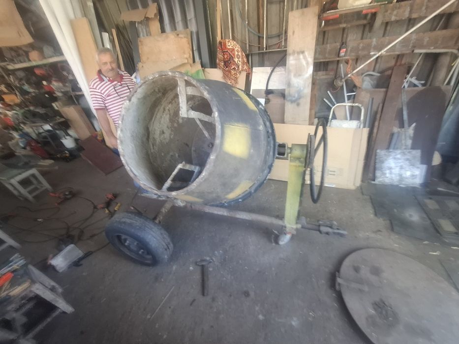 Betoniera cu roti si cârlig auto