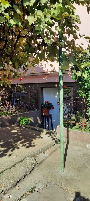 Casă cu 5 camere, garaj și pivniță