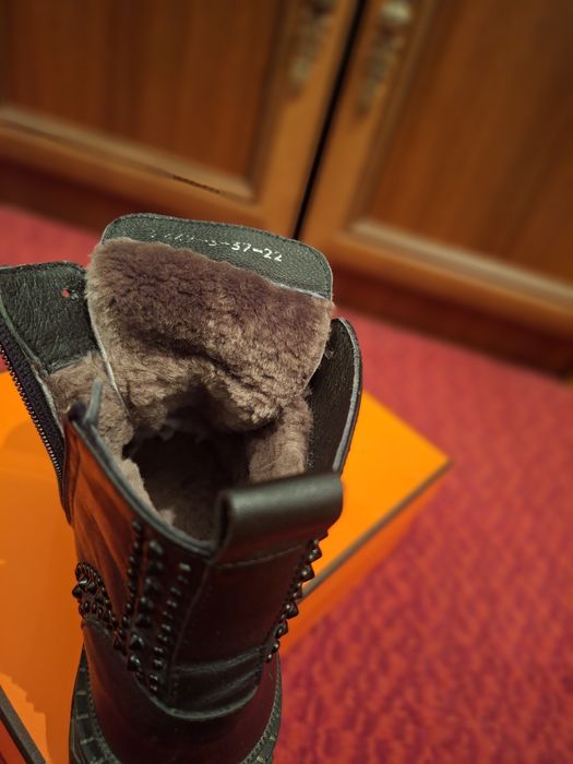 Продаеться женская обувь