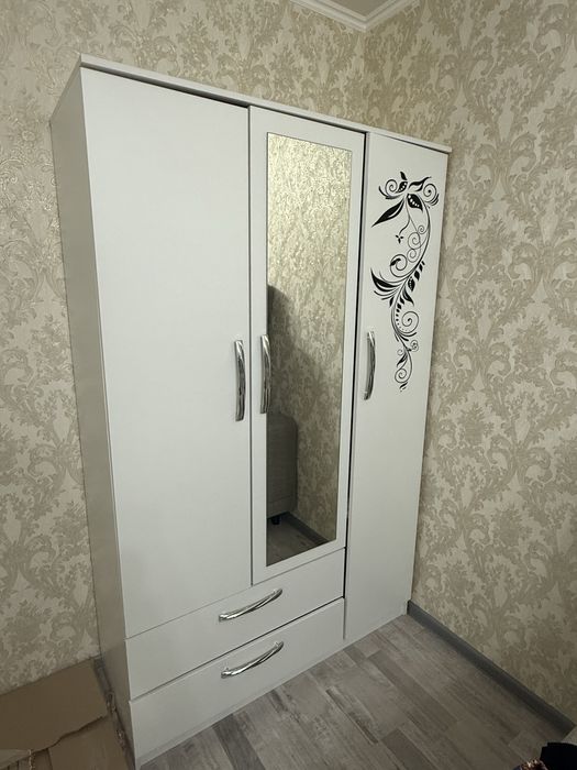 Продается белый шкаф