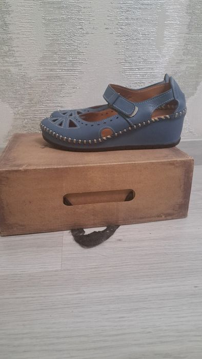Срочно продам босоножки