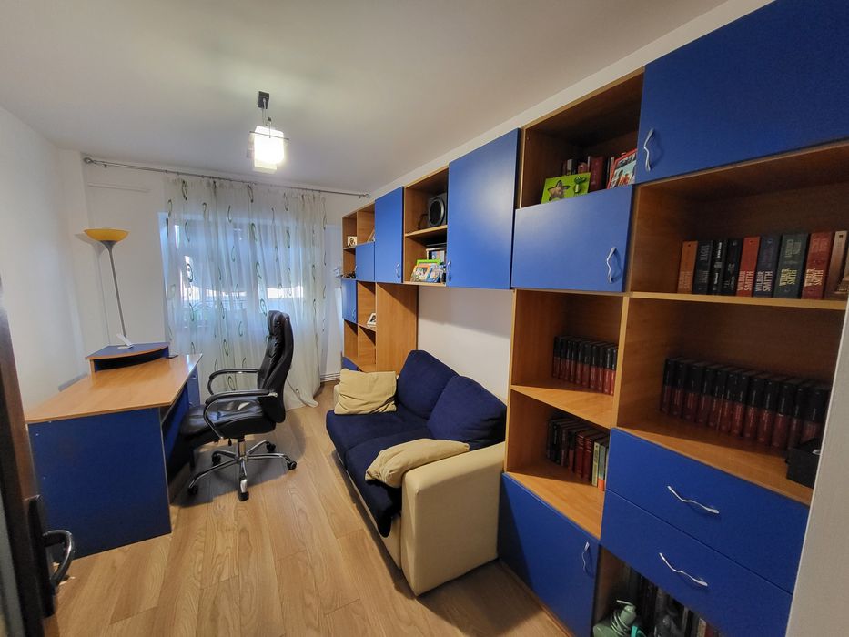 Bibliotecă  cu multe rafturi + birou, cameră de tineret, de studiu