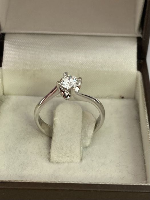 Inel solitaire aur alb 18kt.cu diamant 0.42ct