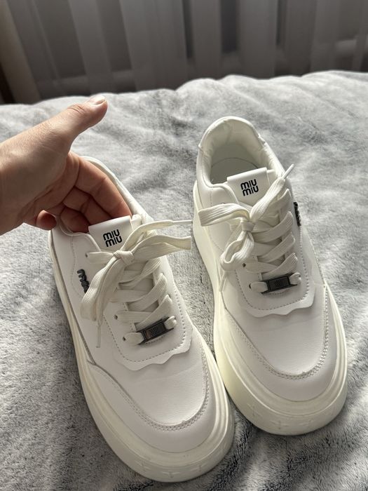 Кроссовки женские