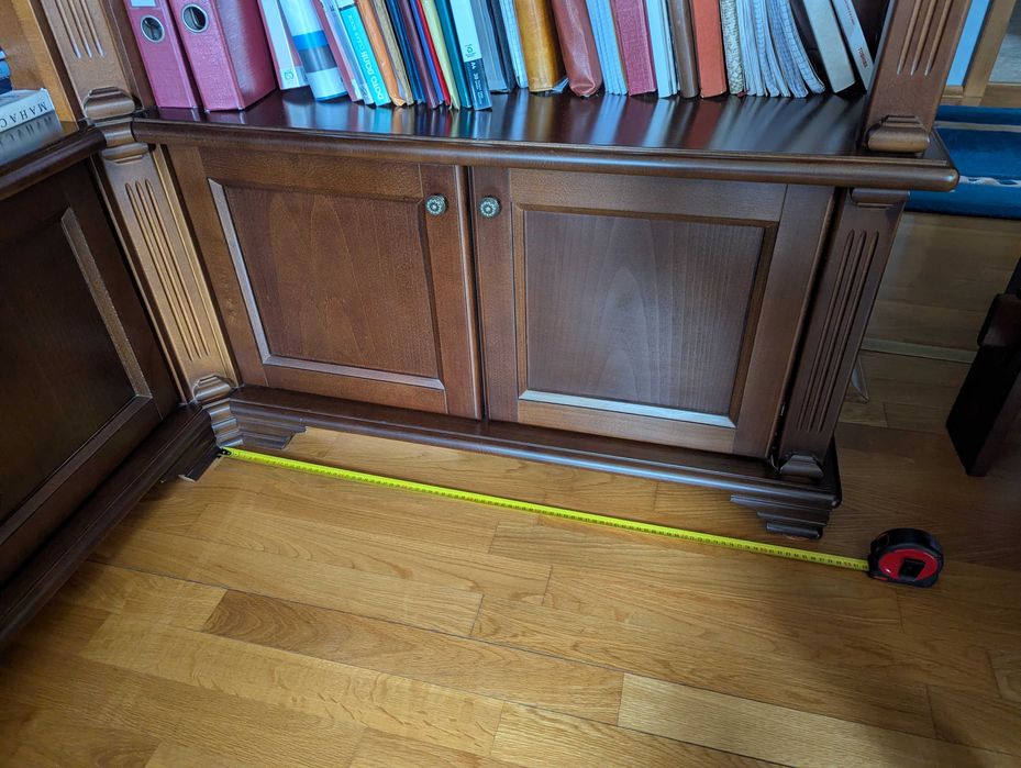 Ъглова библиотека от MDF с естествен фурнир