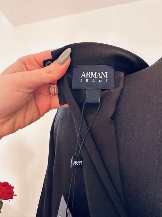 Rochita Armani noua cu etichetaa