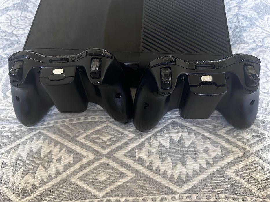 Продаю Xbox 360 E, 2 геймпада, блок питания