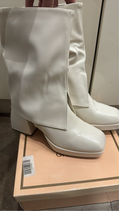 Кафяви обувки на платформа ест кожа Carmela нови боти по 35 лв.