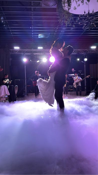 Fum greu gheata carbonica dansul mirilor