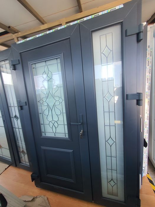 Usa de intrare premium cu  6 camere si trei sticle disponibil pe stoc