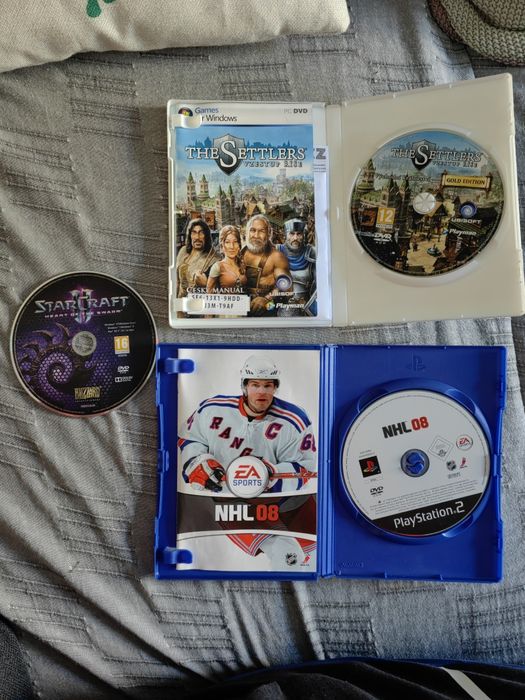 Продавам 3 броя игри за PC и плейстейшън