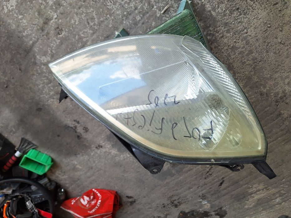 Десен фар за Ford Fiesta 2005
