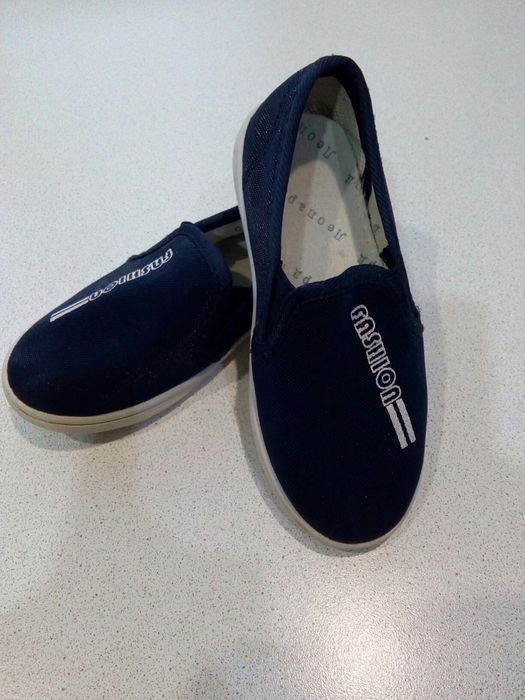 Продам мокасины мальчиковые