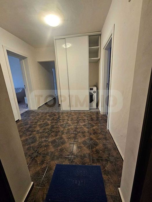 Тристаен апартамент под наем в района на Спортна зала