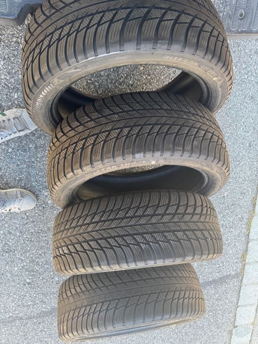 Vând anvelope Bridgestone 225 45 18 runflat