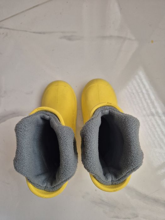 Жълти ботуши жабки