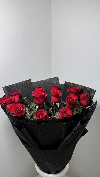 Красные розы в черной упаковке. Скидка -10% за первый заказ. Шымкент