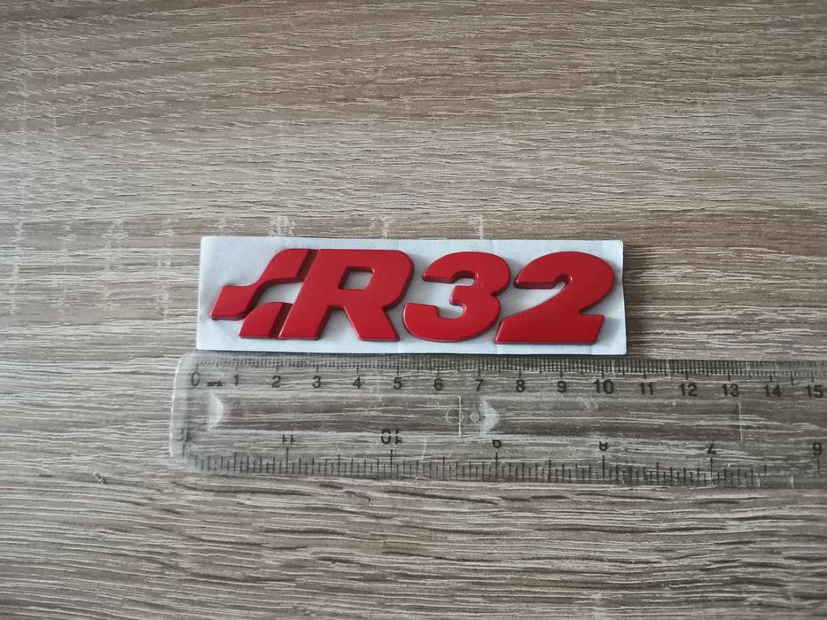 Volkswagen R32 червен надпис