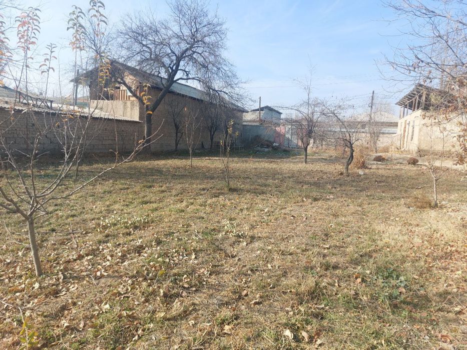 15+ сотих ховли участка сотилади. Махаллани юрагида жойлашган.