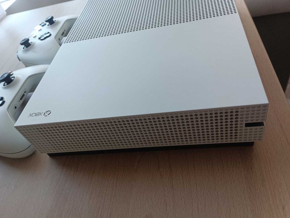 Xbox One S – 1T GB памет – отлично състояние – кутия