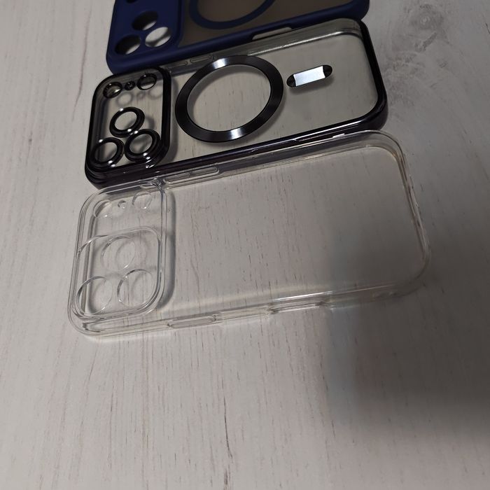 Продавам гръб и протектор за Iphone 17 pro