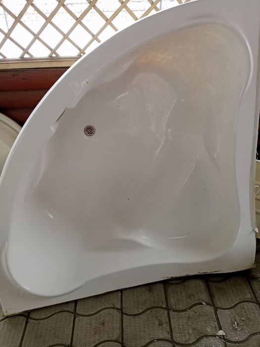 Продам угловую ванну