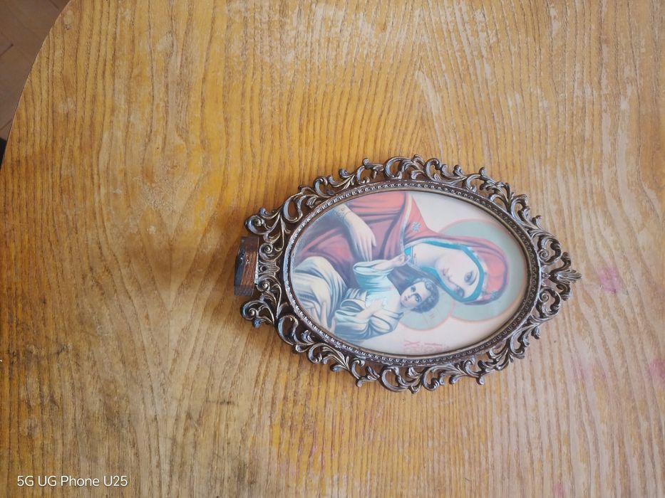 Икона на Света Богородица с дървен кръст и