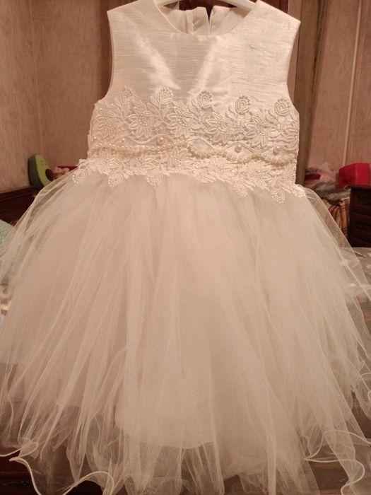 Продам нарядное платье на девочку