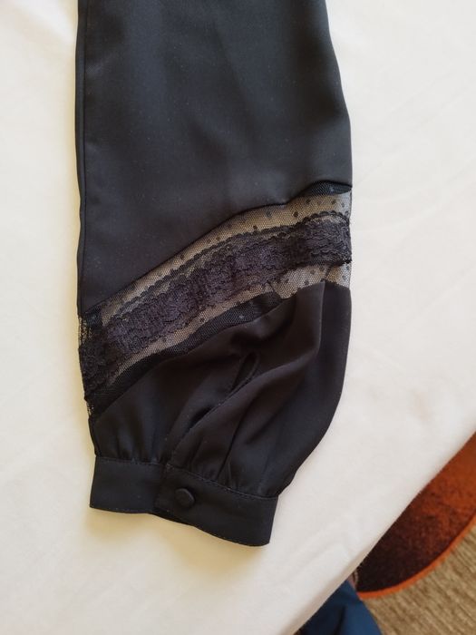 Малка черна рокля с дантела