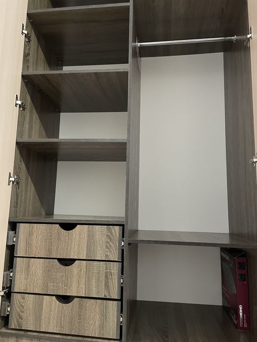 Шкаф, очень вместительный, в отличном состояний.