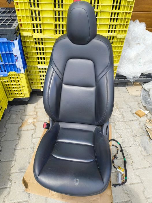 Шофьорска седалка за Tesla Model 3