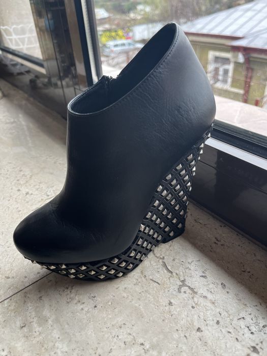 Le Silla ghete - 35 - piele, negru, ca noi