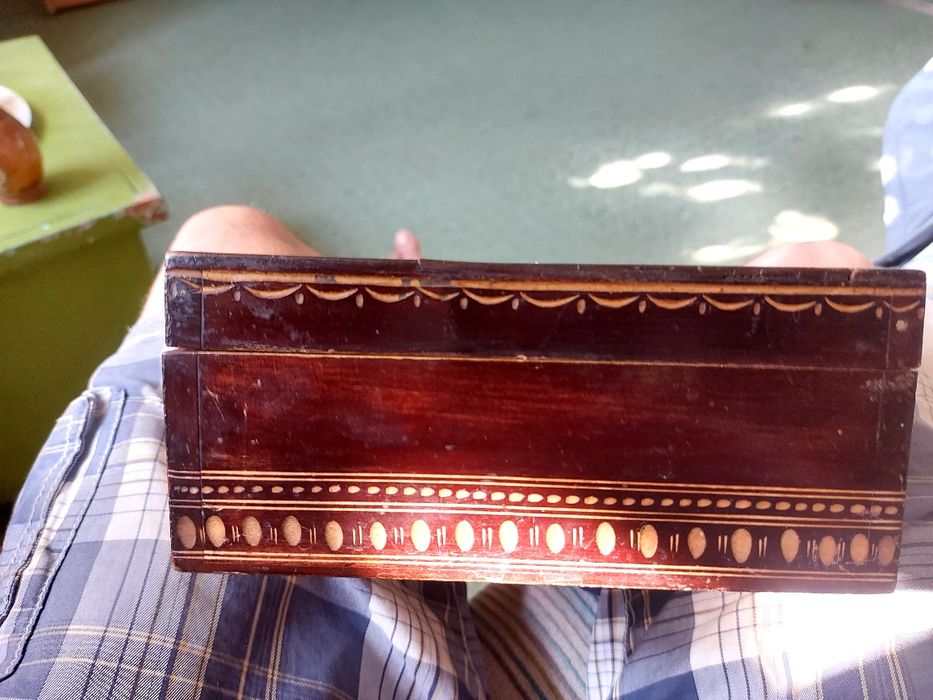 Vand caseta valori veche intarsie manual.
